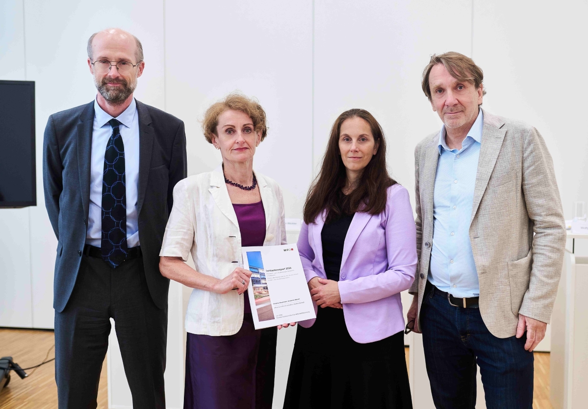 Rolf Gleißner (WKÖ), Christine Mayrhuber (WIFO), Claudia Neumayer-Stickler (DVSV) und Wolfgang Panhölzl (AK) © Enzo Holey