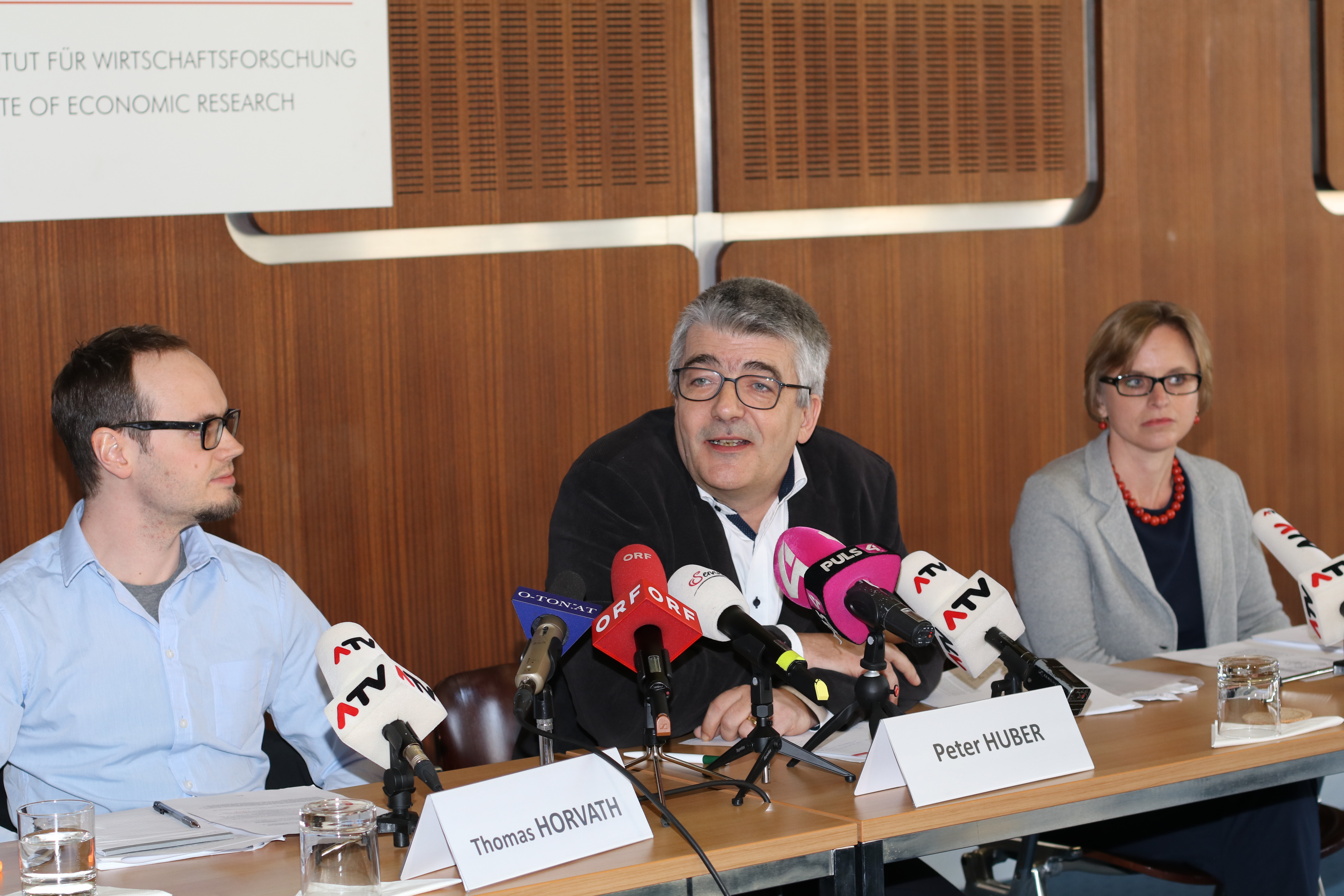 Thomas Horvath, Peter Huber und Julia Bock-Schappelwein bei der Präsentation der Studie. (Foto: Birgit Novotny)