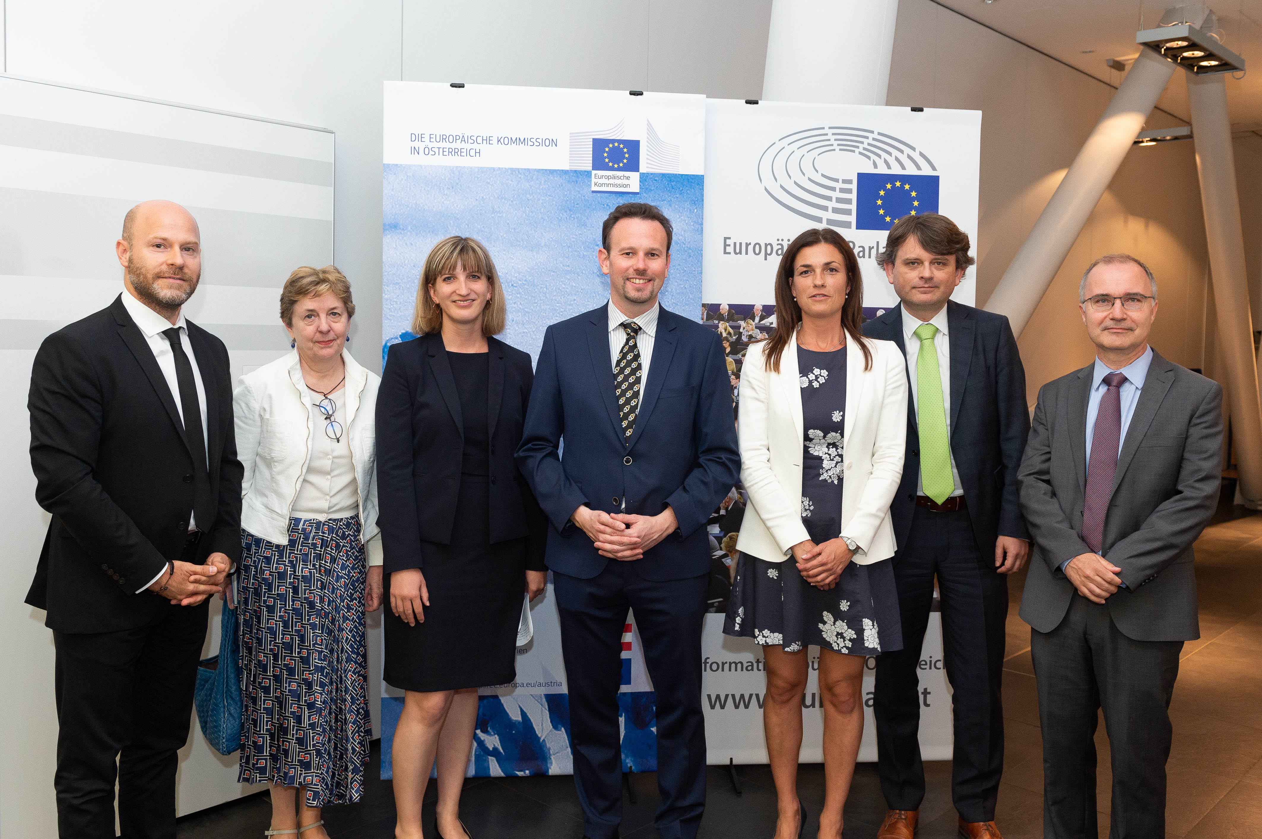 ÖGfE-Generalsekretär Paul Schmidt, Sonja Puntscher-Riekmann (Professorin für Europäische Politik), die Koordinatoren der WIFO-Themenplattform "Europäische Union" Julia Bachtrögler und Klaus Friesenbichler, die ungarische Staatssekretärin für EU-Angelegenheiten Judit Varga, "Der Standard"-Journalist Gerald Schubert und Kai Stryczynski (Europäische Kommission, Generaldirektion Regionalpolitik und Stadtentwicklung). – © ÖGfE